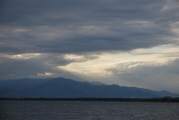 海の向こうの山、曇り空