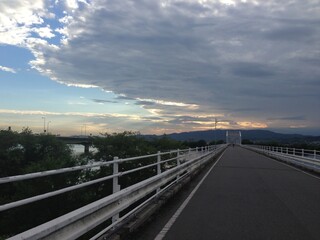 Fototapeta na wymiar 日本の夕暮れ時の橋