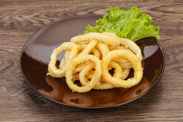 Roasted squid rings with salad