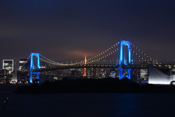 Fototapeta premium Blue rainbow bridge in Tokyo