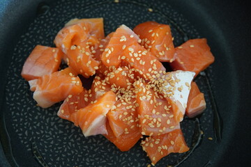 Salm&oacute;n crudo con s&eacute;samo