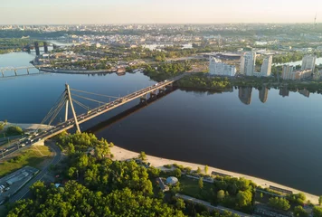 Draagtas Bovenaanzicht vanuit de lucht van de rivier de Dnjepr en de Moskovskiy-brug in de stad Kiev, Oekraïne © Iuliia Sokolovska