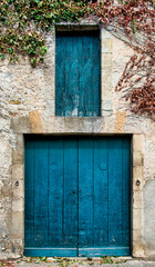 Obraz na płótnie Canvas Porte et fenêtre traditionnelles à Mirepoix, France