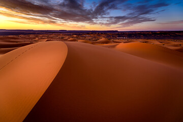 Plakat Dramtic and colorful sunrise at the Sahara desert: Earth's Largest Hot Desert