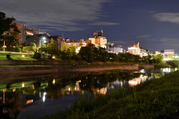 Fototapeta na wymiar Nightfall at Kamo river in Kyoto, Japan