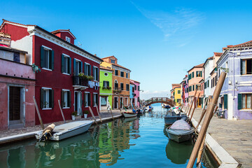 Fototapeta na wymiar Bunte Gebäude auf der Insel Burano bei Venedig, Italien