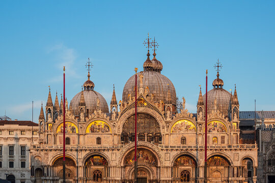Blick auf den Markusdom in Venedig, Italien