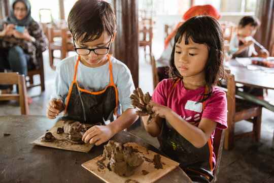 children are busy playing clay handicrafts in the pottery workshop gallery