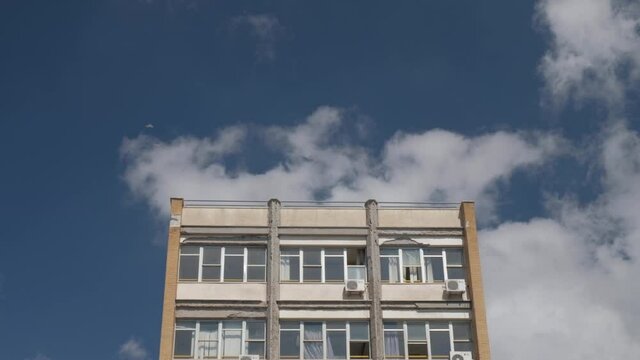N&aacute;poles. Edificio, nubes y vuelo de gaviotas. Campania, Italia, Europa.