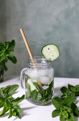 Bebida refrescante de agua con menta y pepino.