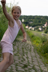 Mädchen beim unbeschwerten Spielen und Bewegen in der Freizeit, auf Wiesenpfaden, am Strand, See und dem Fluss Elbe