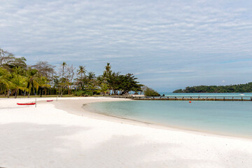 Fototapeta na wymiar white beach and sand, koh kham island, Thailand.