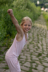 Mädchen beim unbeschwerten Spielen und Bewegen in der Freizeit, auf Wiesenpfaden, am Strand, See und dem Fluss Elbe