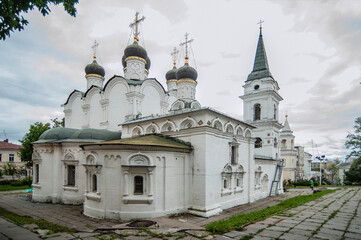 Bely Gorod (Bely Gorod) - the territory of historical Moscow adjacent to the Kremlin, formed in the 14-16 centuries. It was inhabited by nobles, artisans and surrounded by a fortress wall.     