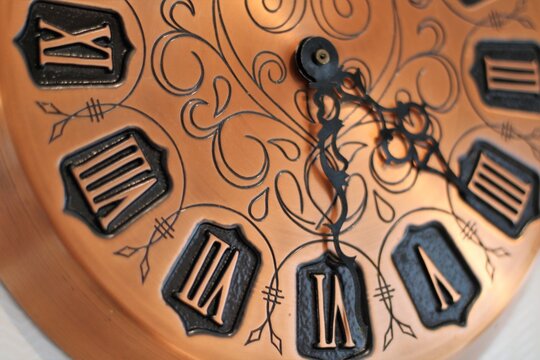 Agujas de un reloj con n&uacute;meros romanos