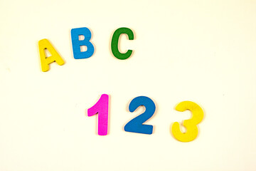 ABC zum Schulanfang mit bunten Buchstaben