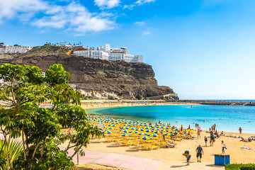 Pittoresk strand van Amadores (Spaans: Playa del Amadores) in de buurt van het beroemde vakantieoord Puerto Rico de Gran Canaria op het eiland Gran Canaria, Spanje