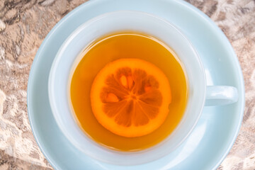 水色のアンティークのカップアンドソーサーに入ったレモンティー