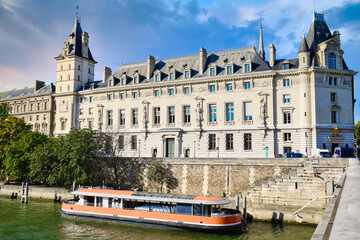 Fototapeta na wymiar Barcaza y edificio parisino desde el puente Saint Michel sobre el rio Sena