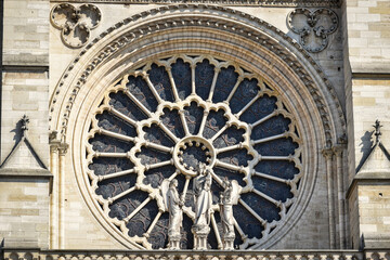 Roseton y Virgen en Notre Dame , Paris