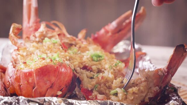Eat garlic steamed lobster with a fork
