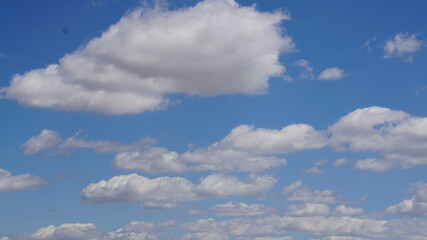 Obraz premium Cielo azul con nubes