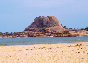 Fototapeta na wymiar rock near the blue sea 