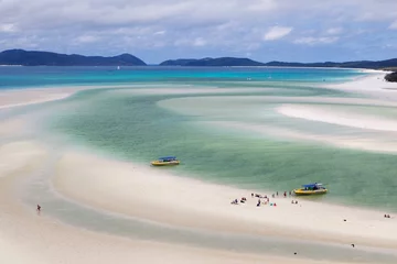 Zelfklevend behang Whitehaven Beach, Whitsundays Eiland, Australië Speedboten die toeristen verlaten op het witte zandstrand van Whitsunday-eiland, Australië