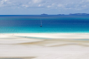 Fototapeta na wymiar White sand beach and turquoise sea water, Whitsundays island, Australia 