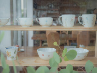 コーヒーカップが飾られている喫茶店。