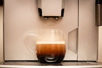 透明のコーヒーカップに注がれるエスプレッソコーヒー