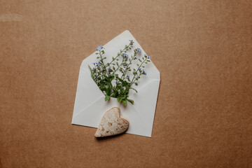 Blumige Herzensbotschaft - Briefumschlag mit zarten Blume und Herz aus Holz