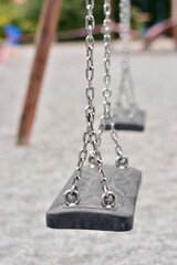  Columpio vacío, sujetado por cadenas en un parque para niños