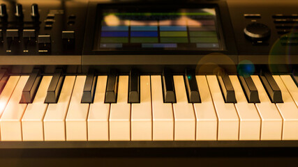 Fotografía de cerca del teclado de un piano electrónico
