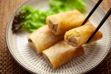油で揚げた春巻き