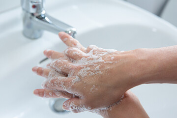 Come lavarsi le mani accuratamente in tempi di Covid19