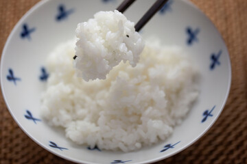 お茶碗によそった炊いた白いごはん