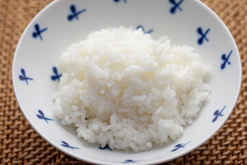 お茶碗によそった炊いた白いごはん