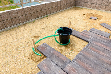 ホースを使ってサイフォンで水平を取る準備