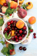 Fototapeta na wymiar verão bagas e frutos em um prato na mesa.