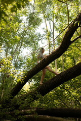 Frau in Stoffen und Plastik in der Natur
