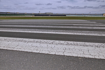 Markierung auf alter Start- und Landebahn in Tempelhof