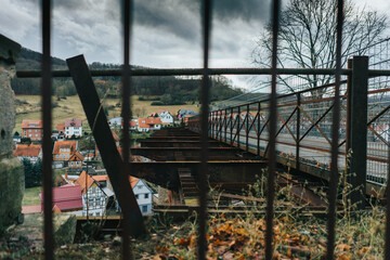 Viadukt in Lengenfeld durch Zaun 