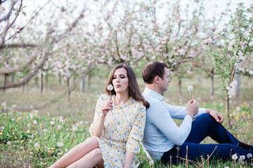 Naklejka premium middle-aged couple in love spends time together in the summer park
