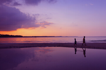 Fototapeta premium silhoutte of two local kids at Trikora Beach, Bintan, Indonesia