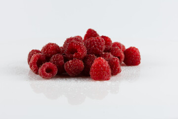 Ein kleiner Haufen mit Himbeeren, welch mit feinen Wassertropfen benetzt wurden