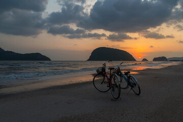 Fototapeta premium silhouette of bicycle at beach, bicycles on beach sunset or sunrise