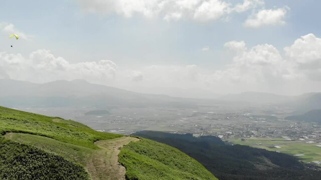 山々とそれに覆いかぶさるような雲をドローン撮影