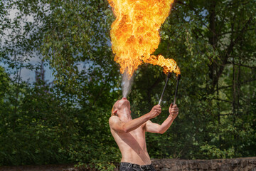 Fakir als Feuerspucker