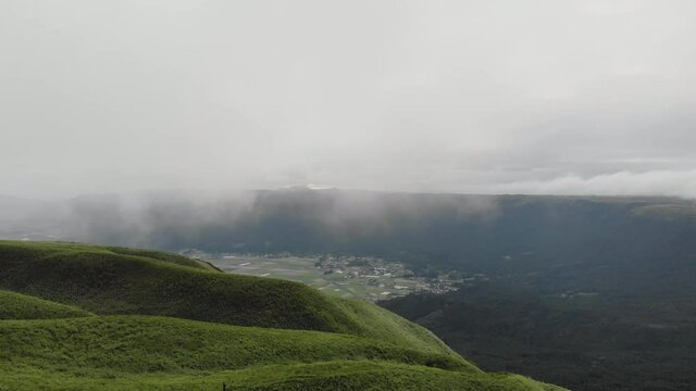 山々とそれに覆いかぶさるような雲をドローン撮影
